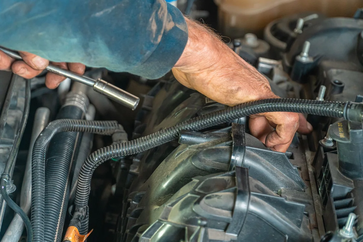 Motor üzerinde çalışan usta